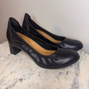 Clarks Collection Heels Size 7 M Leather
Black comfort shoes